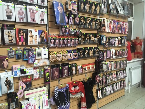 Qiz karavotda yotibdi, yigit esa uni orqasidan mushukchaga sikayapti