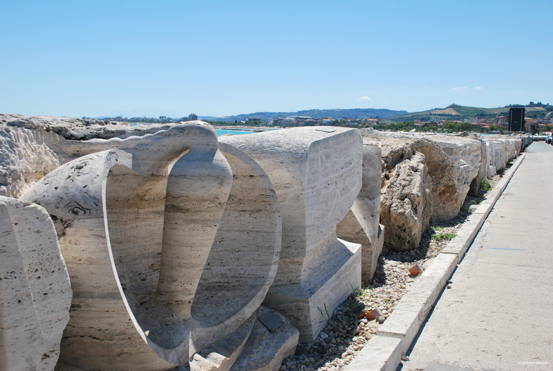 Фото International