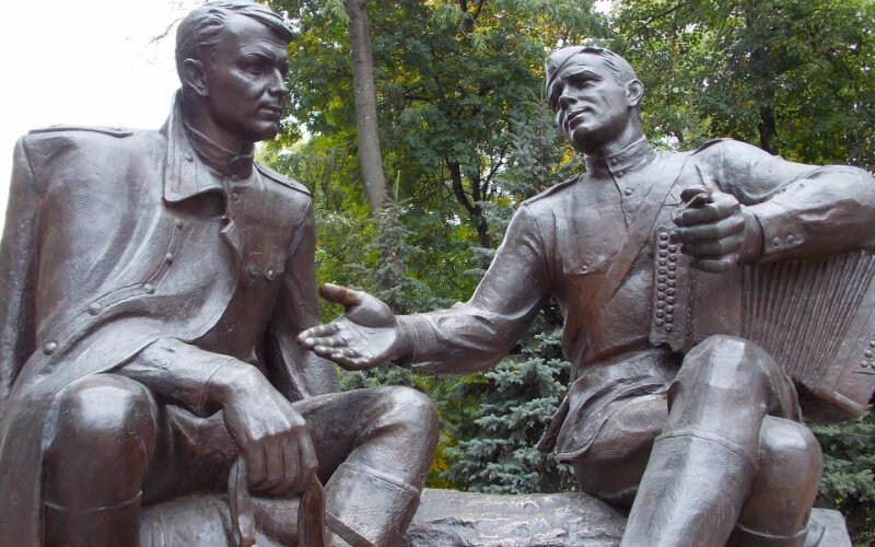Памятник, мемориал А. Т. Твардовский и Василий Тёркин, Смоленск, фото