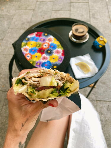 Hojatxonada farting va siyayotgan ayollarning yashirin kamerasi