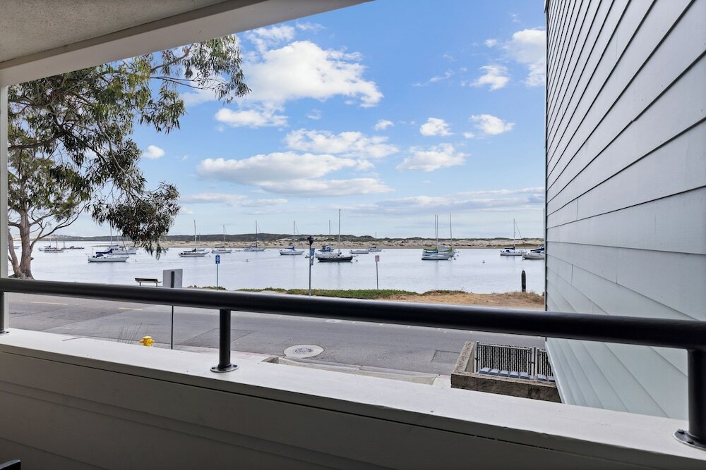 Фото 456 Embarcadero Inn & Suites