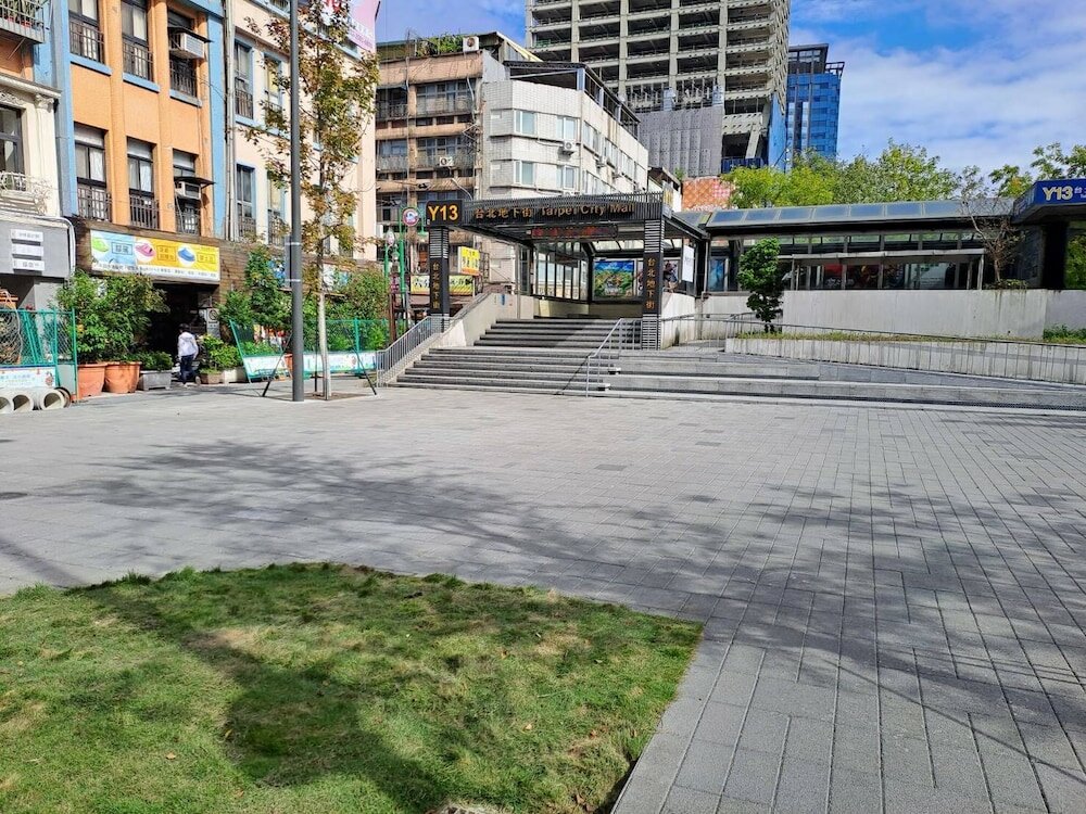 Фото Old Door Hostel & Bar