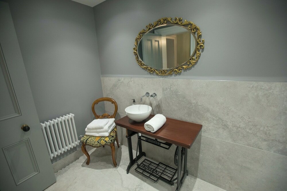 Фото Bishop's Gate Hotel