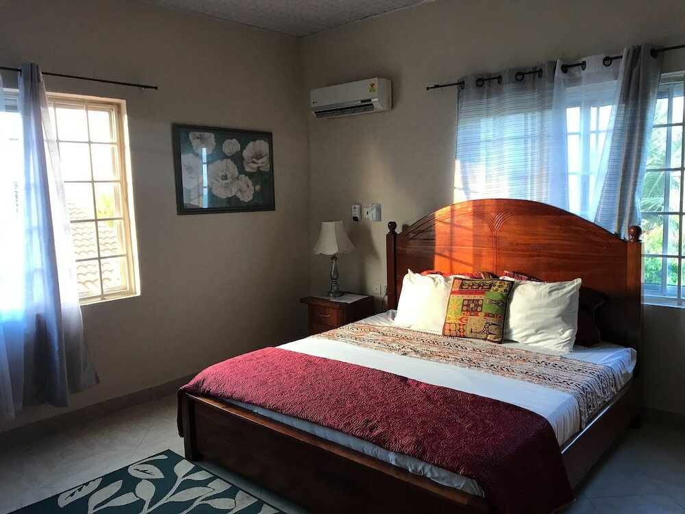 Фото Coconut Pointe Villa & Beach Resort