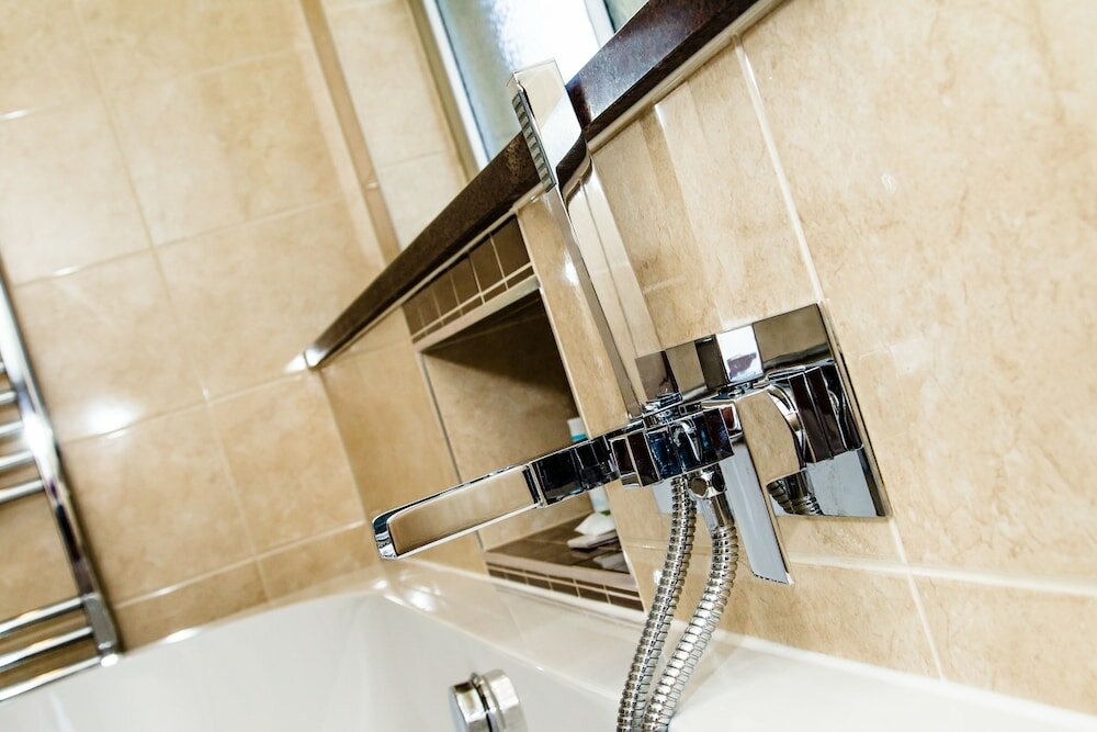 Фото Legacy Rose & Crown Hotel