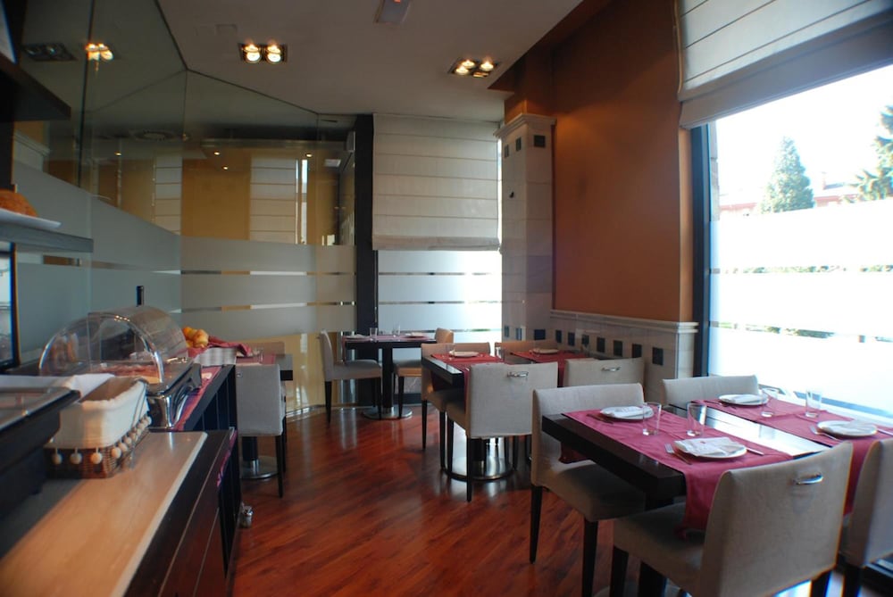 Фото Hotel Mieres del Camino