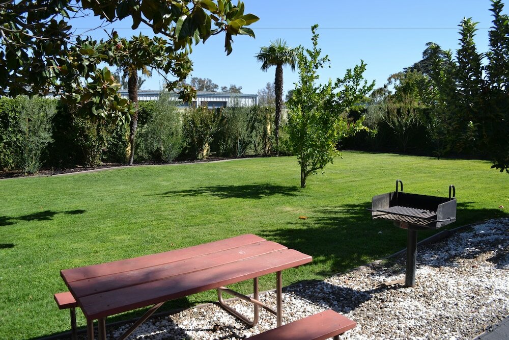 Фото Days Inn & Suites by Wyndham Lodi