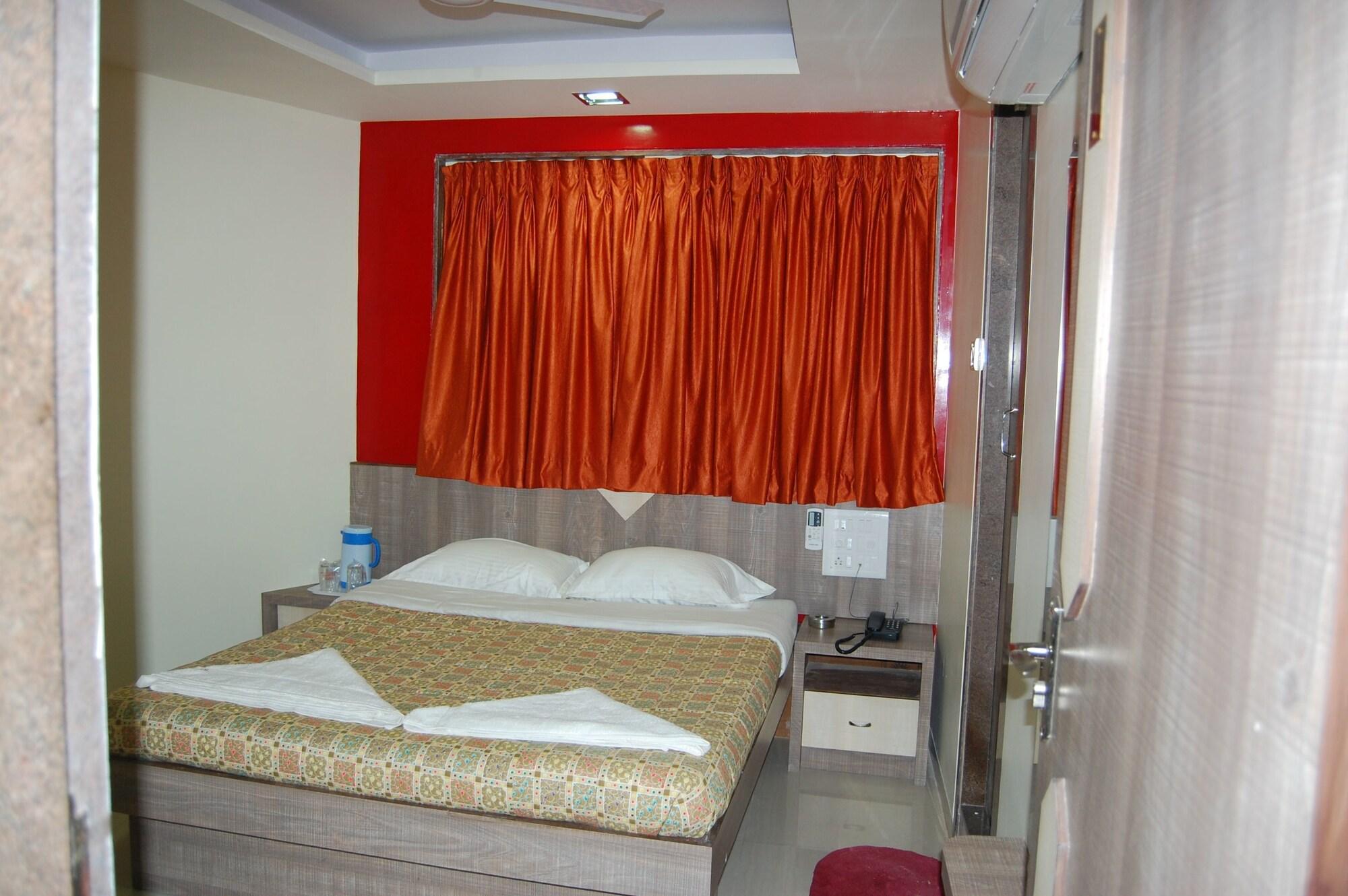 Фото Oyo 8311 Hotel Galaxy Residency