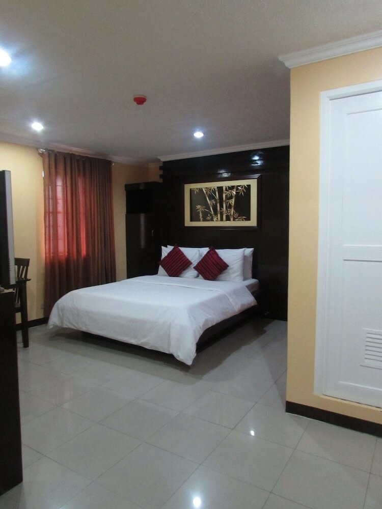 Фото Oyster Plaza Hotel