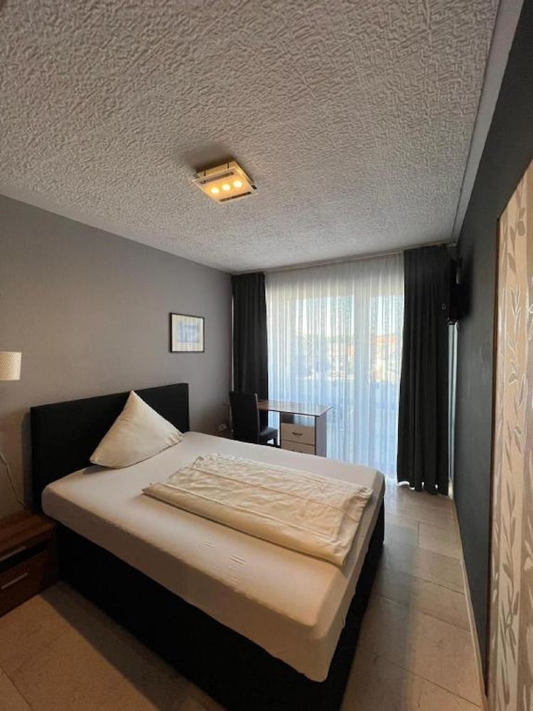 Фото Отель Hafez Bad Salzuflen