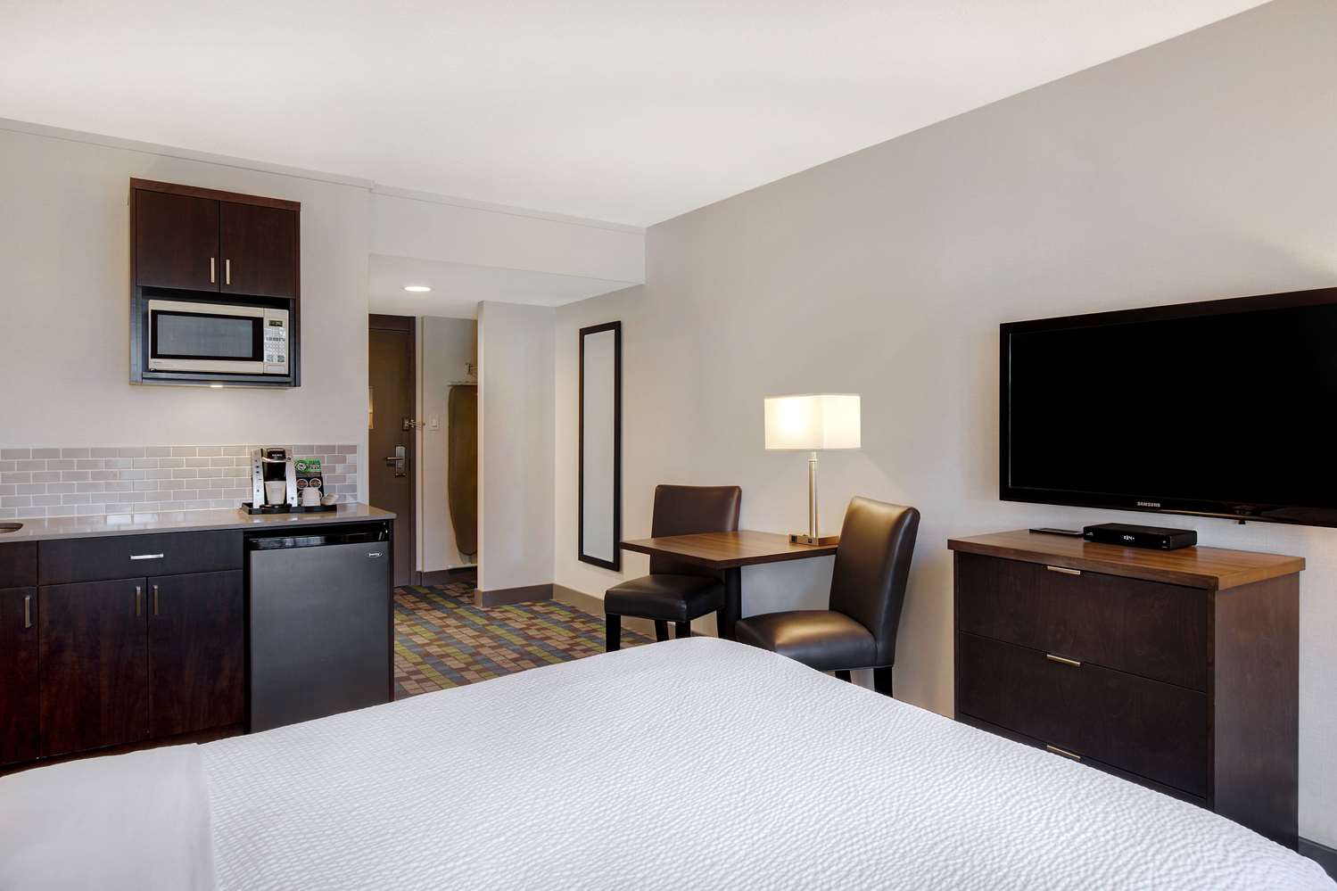 Фото Days Inn by Wyndham Victoria Airport Sidney