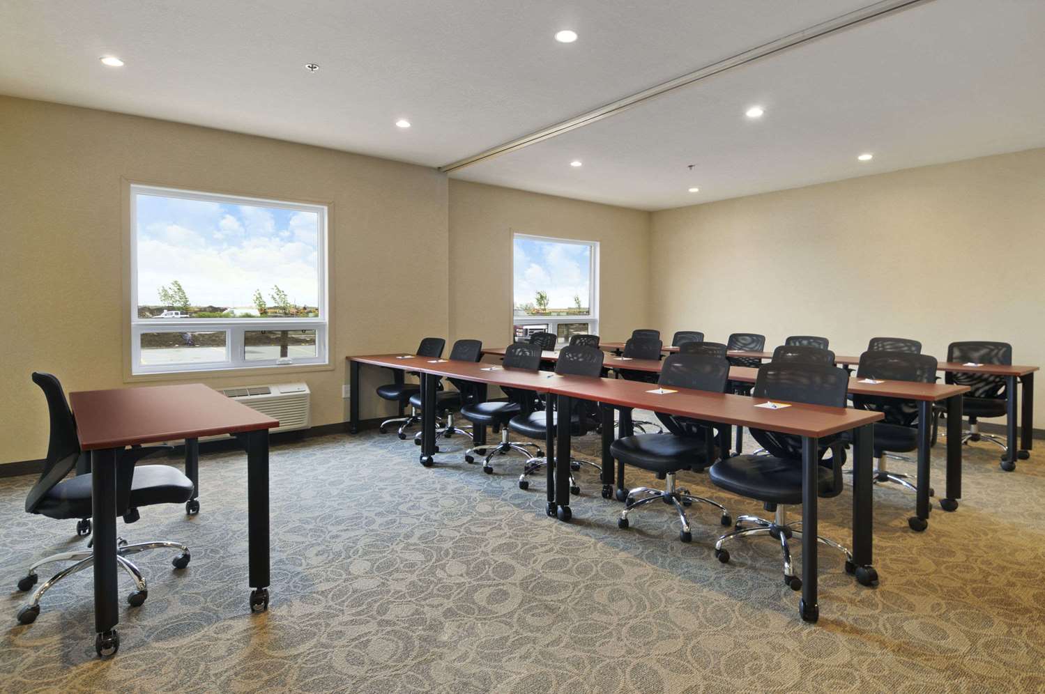 Фото Days Inn by Wyndham Regina Airport West