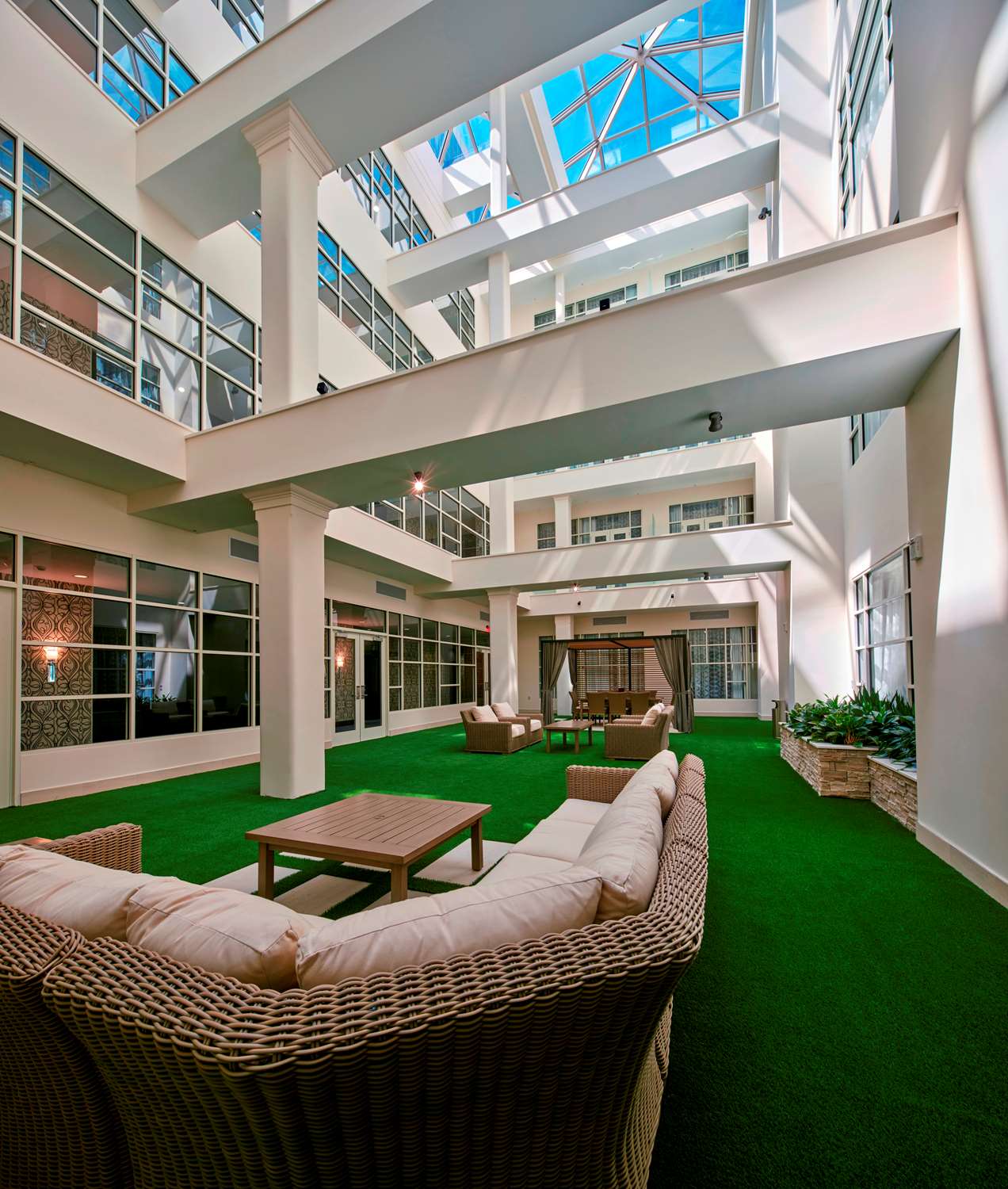 Фото Embassy Suites Louisville Downtown