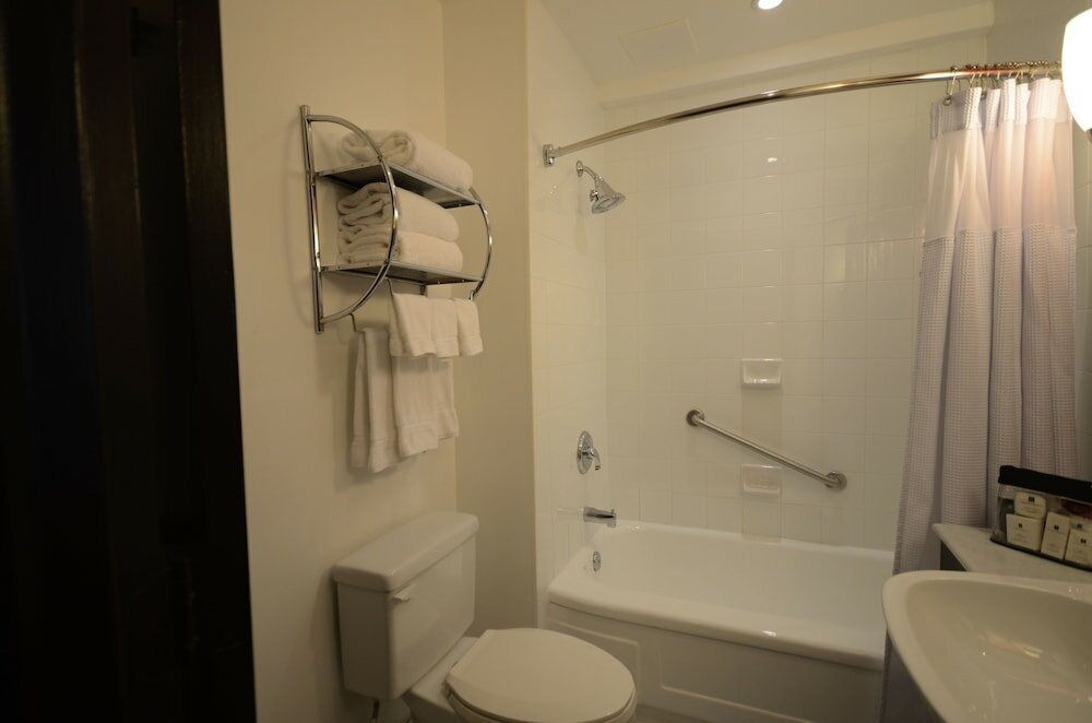 Фото Armon Plaza Montreal Airpt, Trademark Collection by Wyndham