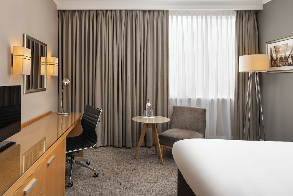 Фото Crowne Plaza London - Ealing