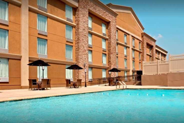 Фото Days Hotel by Wyndham North Bergen Nyc Area