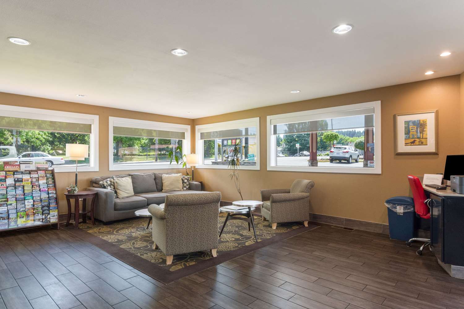 Фото Rodeway Inn Portland Airport Hotel