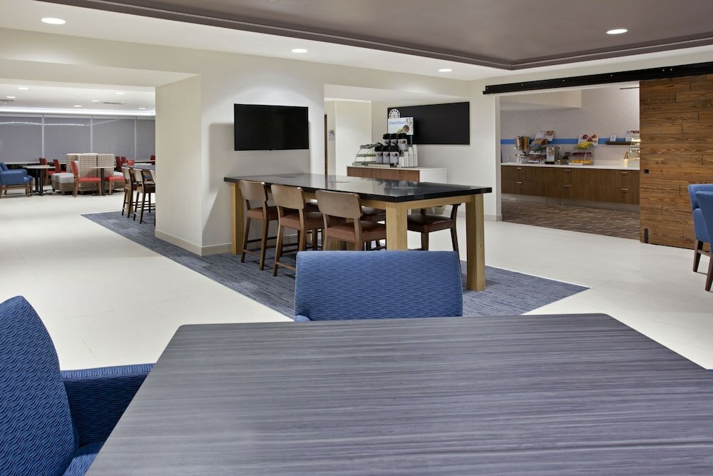 Фото Holiday Inn Express & Suites Austin Downtown - University, an Ihg Hotel