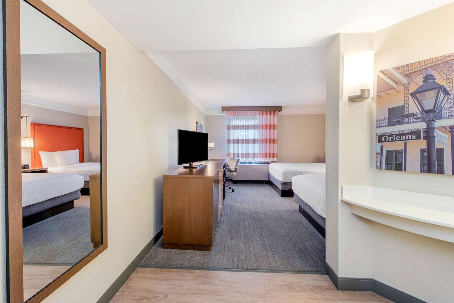 Фото La Quinta Inn & Suites by Wyndham New Orleans Downtown