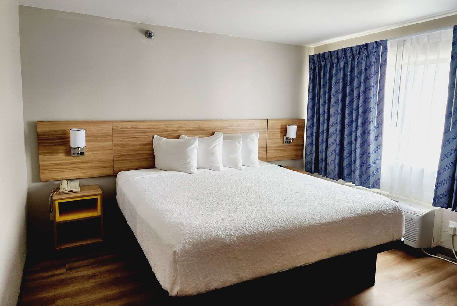 Фото Days Inn & Suites by Wyndham Corpus Christi Central