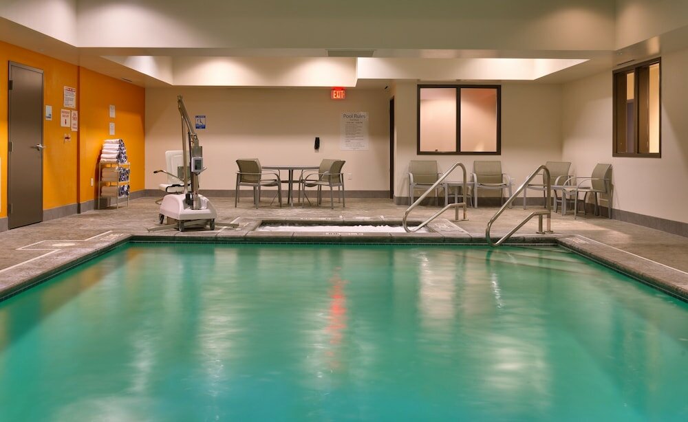 Фото Holiday Inn Express and Suites Overland Park, an Ihg Hotel