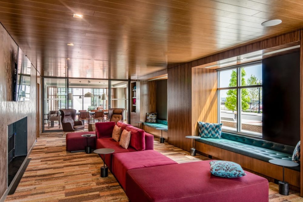 Фото Global Luxury Suites East Boston