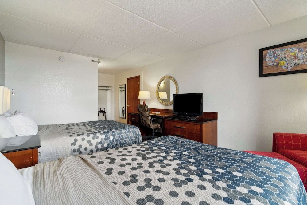 Фото Econo Lodge Inn & Suites