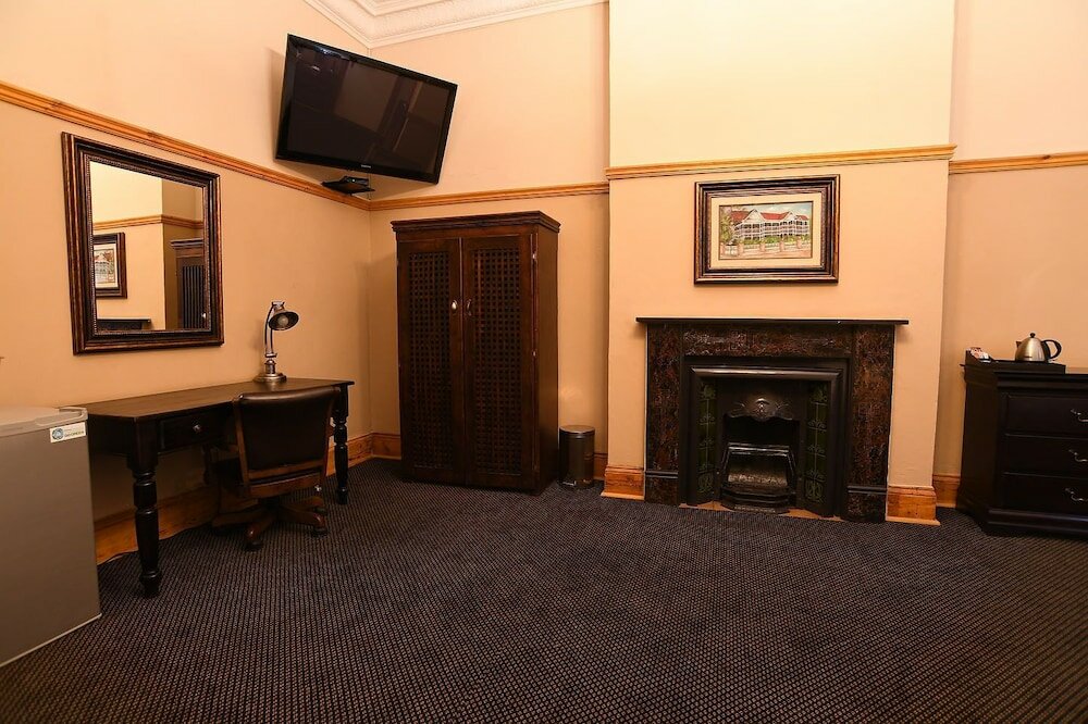 Фото The Halfway House Hotel