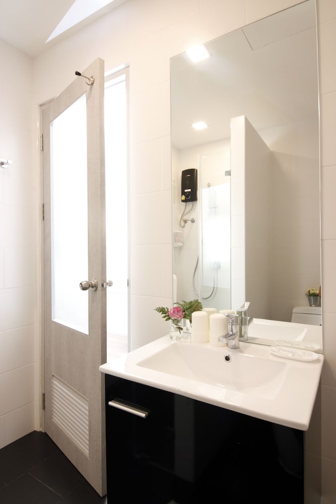 Фото Ratchadamnoen Residence