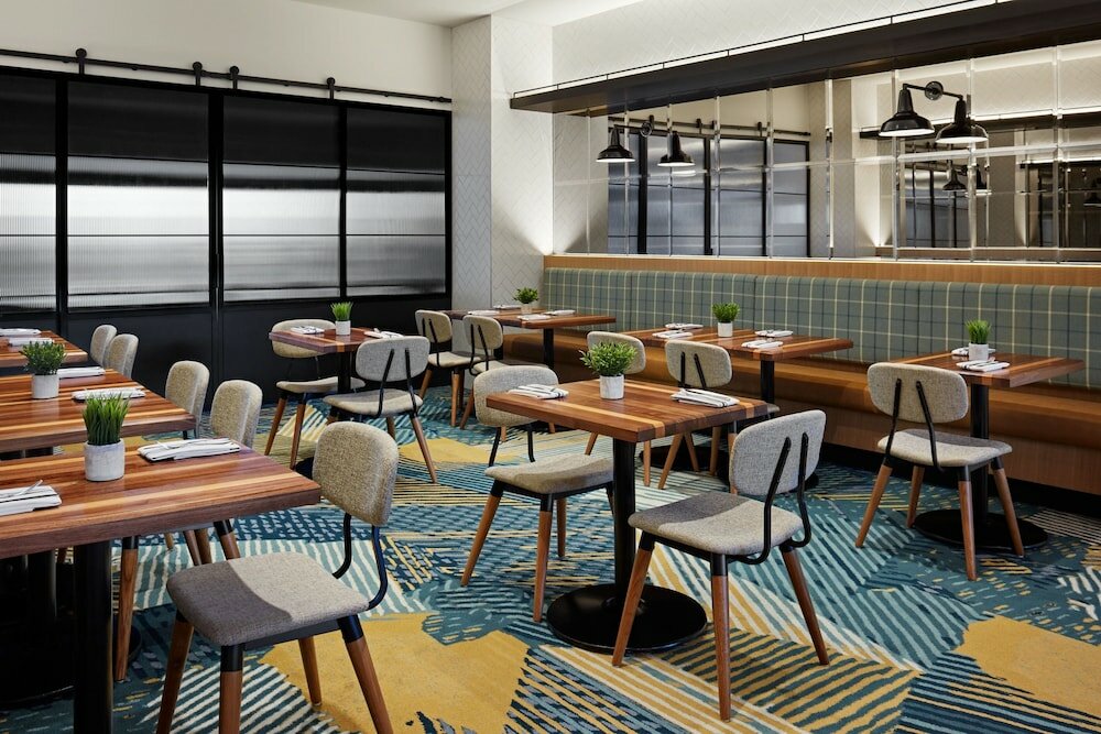 Фото Delta Hotels Calgary Airport In Terminal