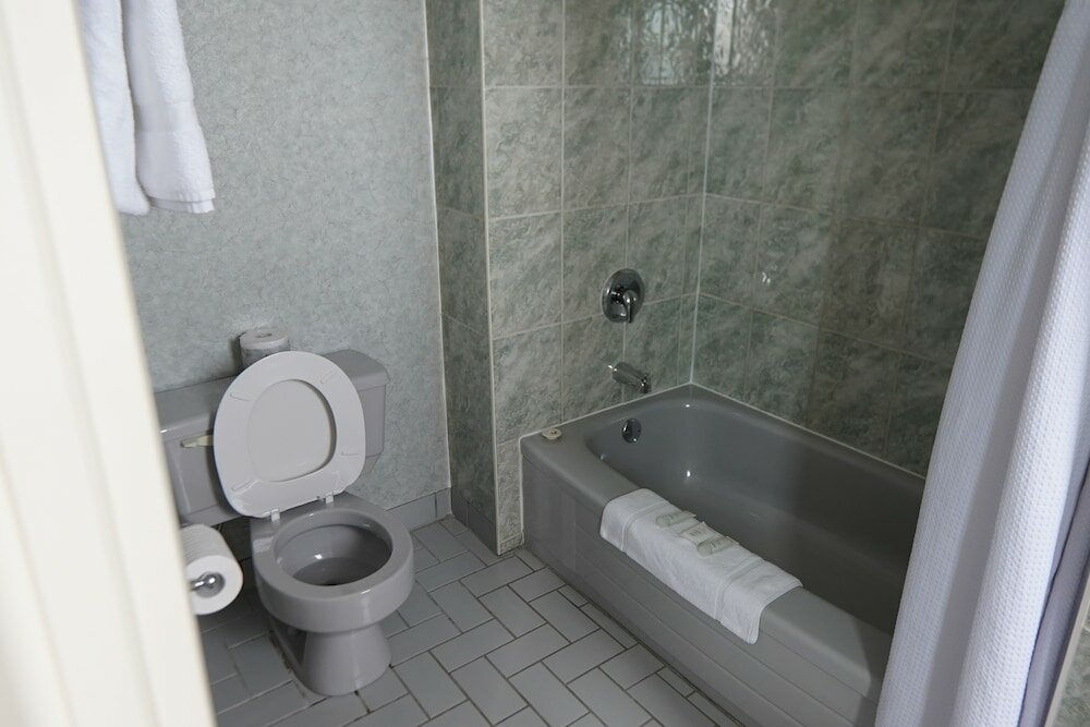 Фото Prince Arthur Waterfront Hotel & Suites