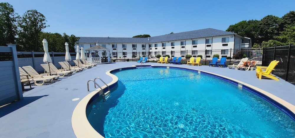 Фото Ambassador Inn & Suites