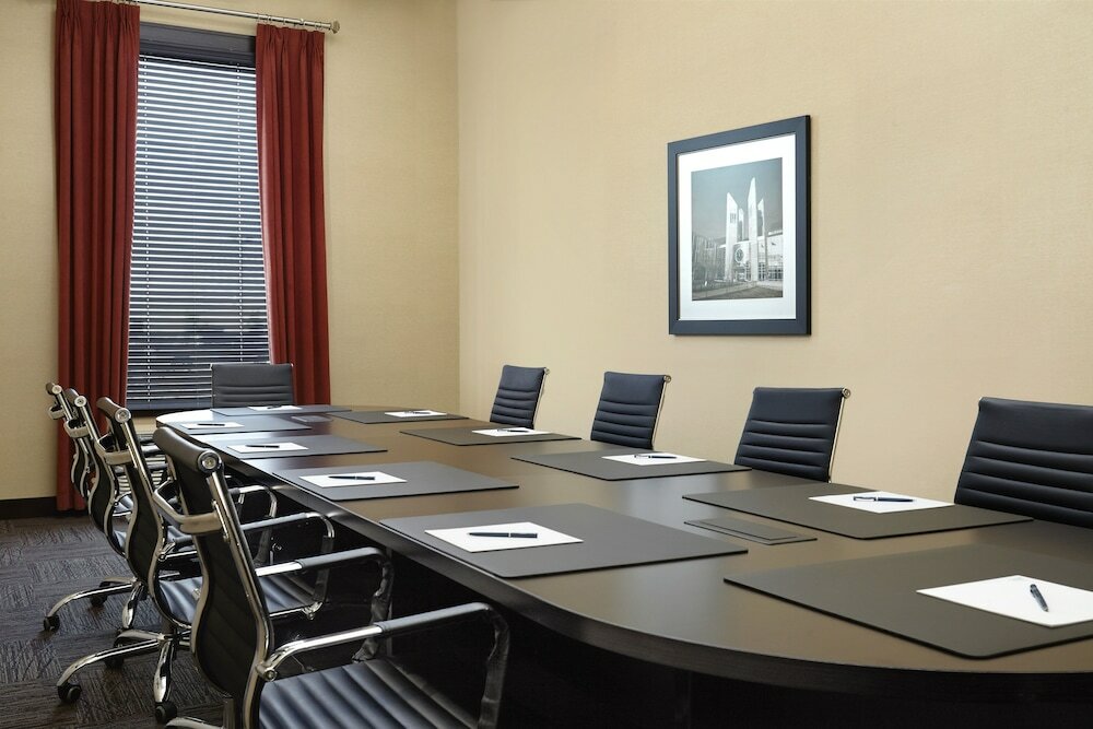 Фото Four Points by Sheraton Edmonton Gateway