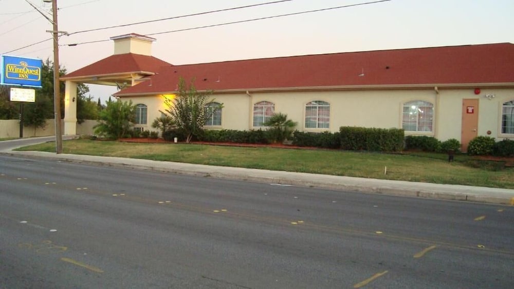 Фото Winnquest Inn Near Ft. Sam Houston