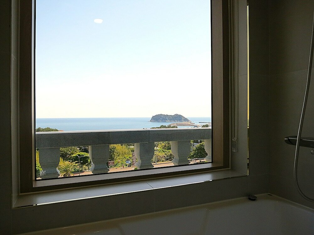 Фото Jeju Hanok Hotel Hallagung