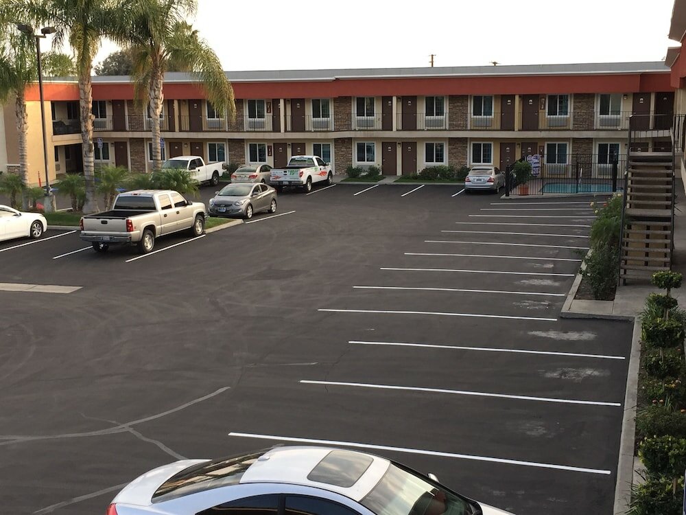 Фото Ontario Inn & Suites