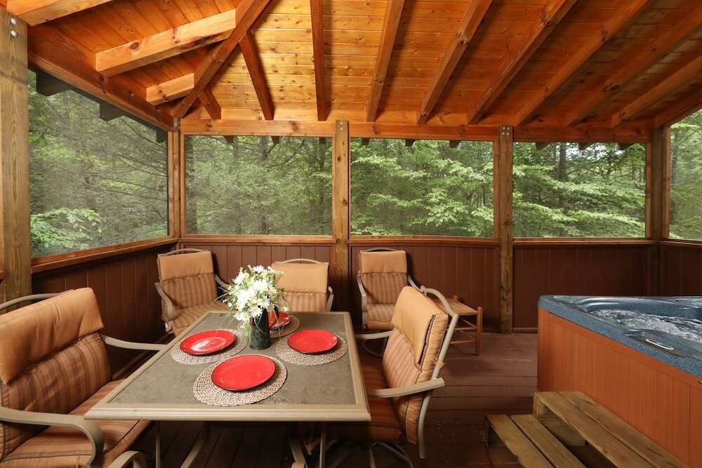 Фото Majestic Manor - Five Bedroom Cabin