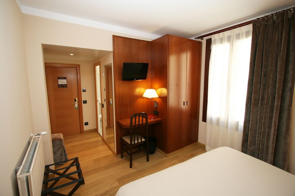 Фото Hotel Pyrénées