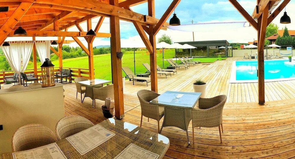 Фото 16 Lakes Hotel