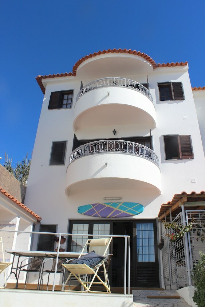 Фото Ericeira Chill Hill Hostel & Private Rooms - Peach Garden