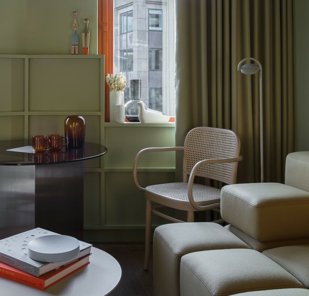 Фото Locke At Broken Wharf