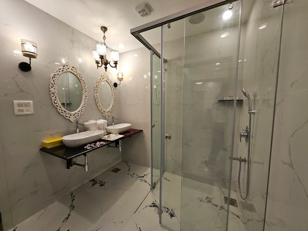 Фото Paradise Village Beach Resort