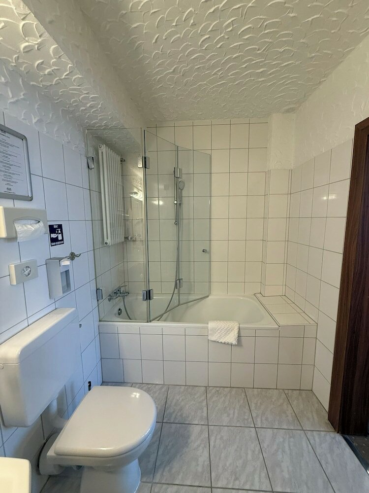 Фото Löwenbräu Köln Hotel & Restaurant