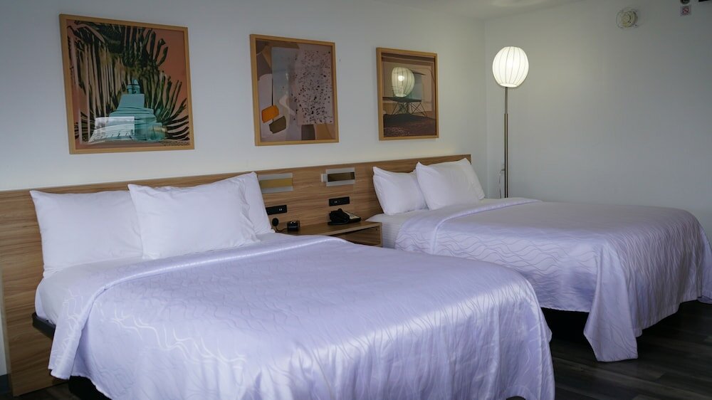 Фото Airport Waterfront Inn