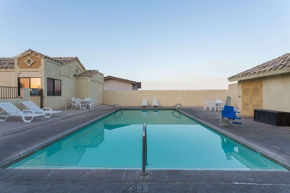 Фото Days Inn by Wyndham Kingman West