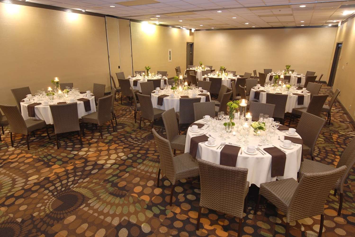 Фото Embassy Suites by Hilton Dallas Love Field
