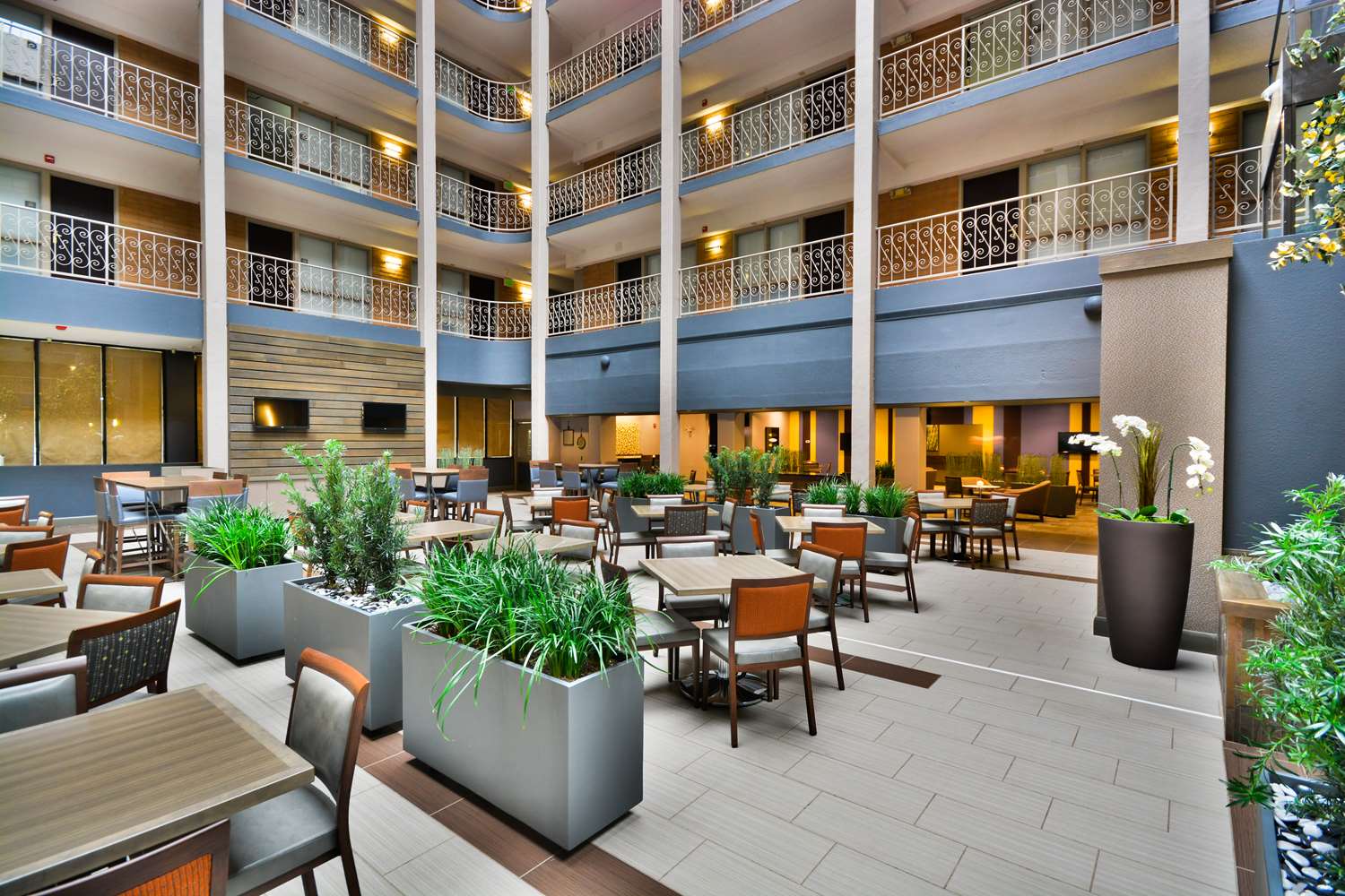 Фото Embassy Suites by Hilton Denver Central Park