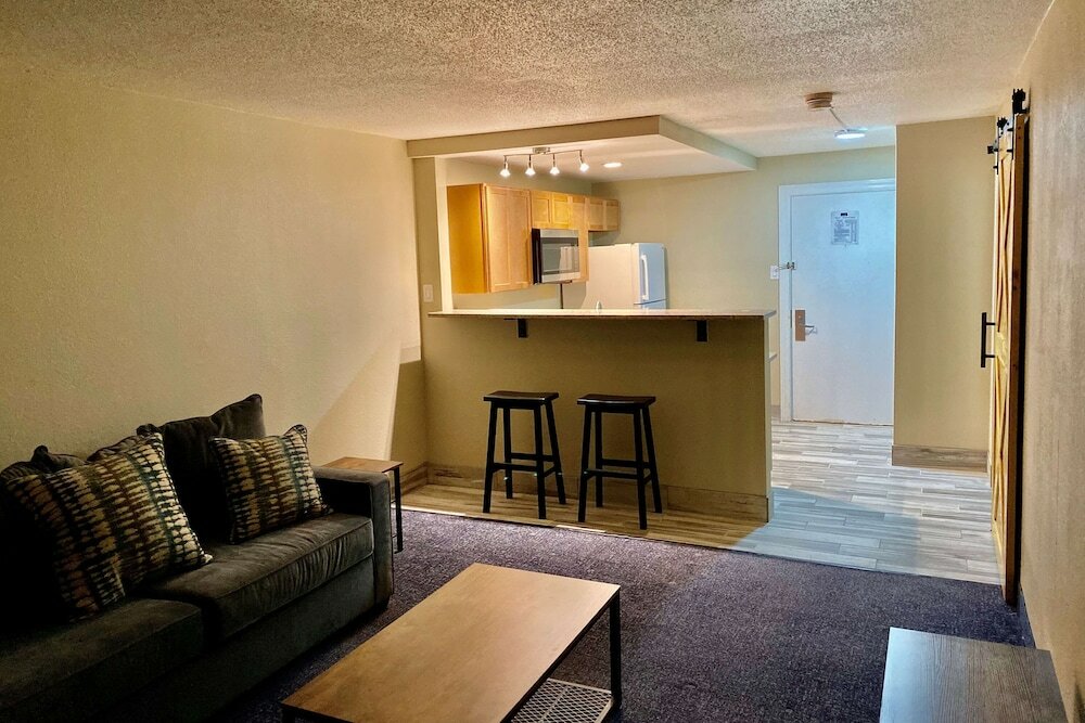 Фото Days Inn and Suites by Wyndham Hammond, In