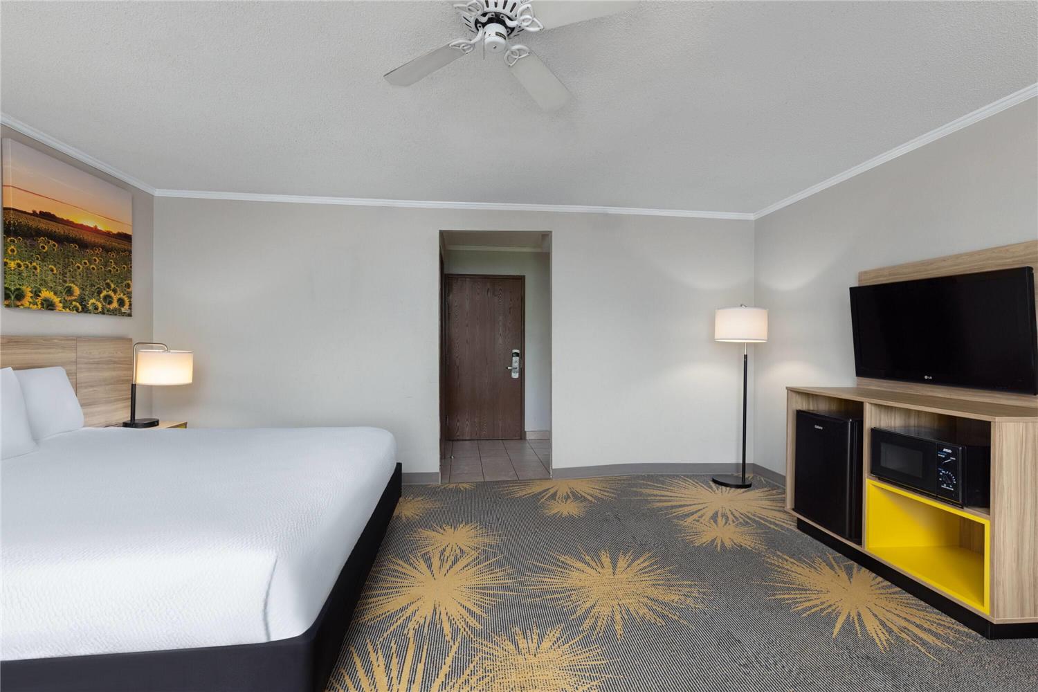 Фото Days Inn & Suites by Wyndham Kansas City South