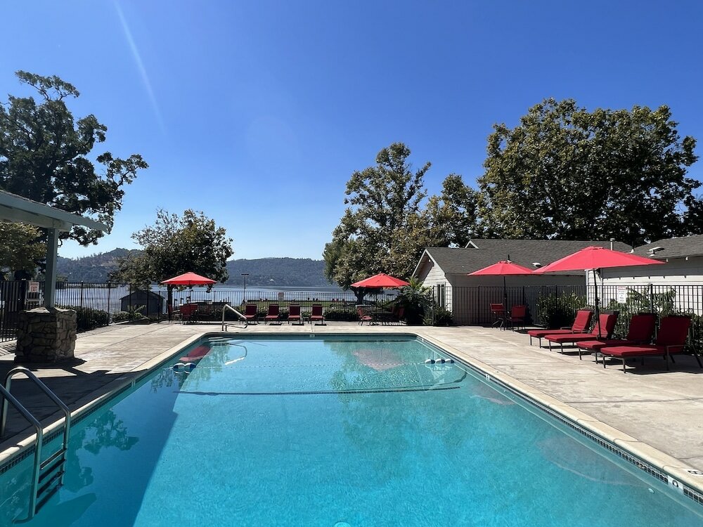 Фото Clear Lake Cottages & Marina